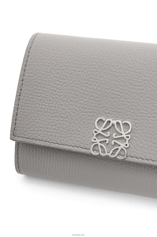 Loewe анаграм малък вертикален портфейл от зърнеста телешка кожа F84B81208 Жени перлено сиво
