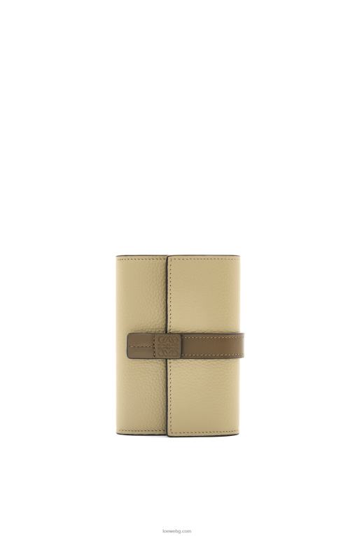Loewe малък вертикален портфейл от мека зърнеста телешка кожа F84B81210 Жени салвие зелено/тъмно каки зелено