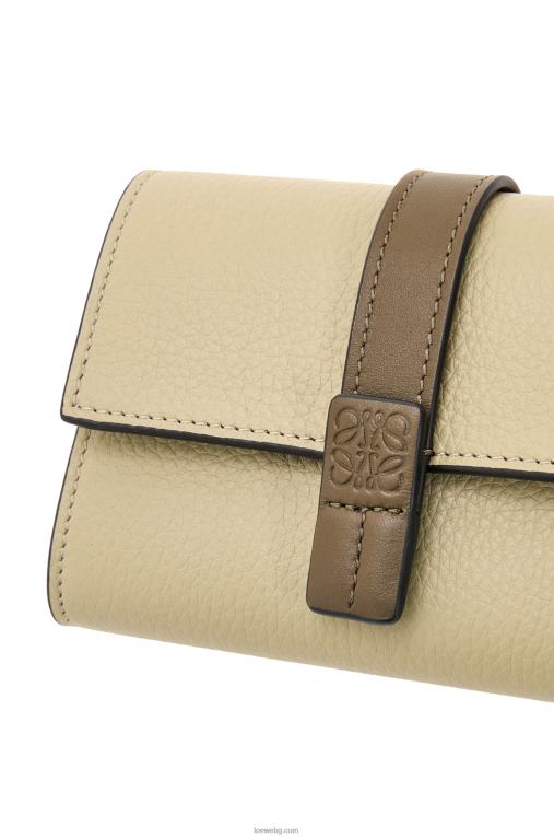 Loewe малък вертикален портфейл от мека зърнеста телешка кожа F84B81210 Жени салвие зелено/тъмно каки зелено