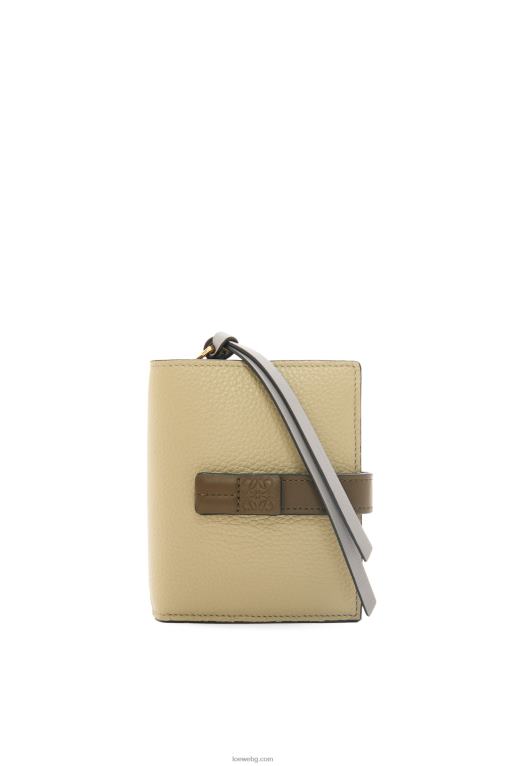 Loewe компактен портфейл с цип от мека зърнеста телешка кожа F84B81211 Жени салвие зелено/тъмно каки зелено