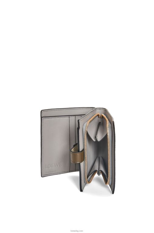Loewe компактен портфейл с цип от мека зърнеста телешка кожа F84B81211 Жени салвие зелено/тъмно каки зелено