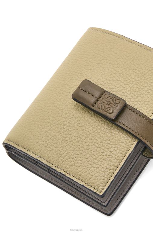Loewe компактен портфейл с цип от мека зърнеста телешка кожа F84B81211 Жени салвие зелено/тъмно каки зелено