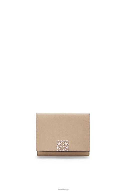 Loewe анаграм троен портфейл от зърнеста телешка кожа F84B81214 Жени пясък