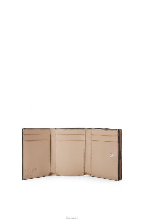 Loewe анаграм троен портфейл от зърнеста телешка кожа F84B81214 Жени пясък