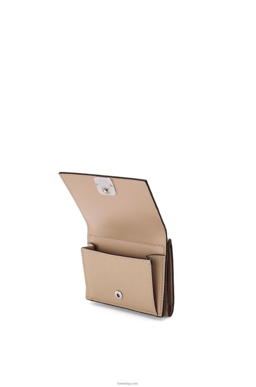 Loewe анаграм троен портфейл от зърнеста телешка кожа F84B81214 Жени пясък