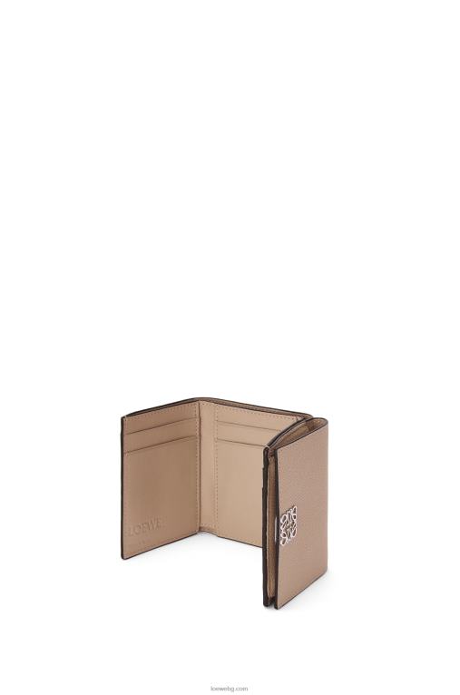 Loewe анаграм троен портфейл от зърнеста телешка кожа F84B81214 Жени пясък