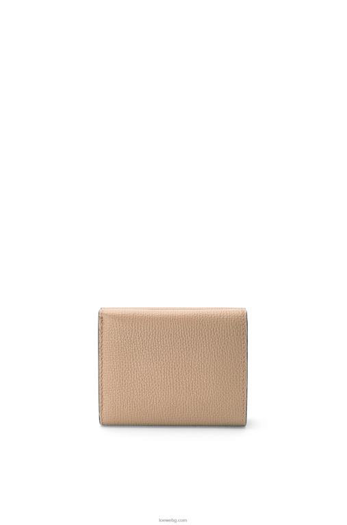 Loewe анаграм троен портфейл от зърнеста телешка кожа F84B81214 Жени пясък