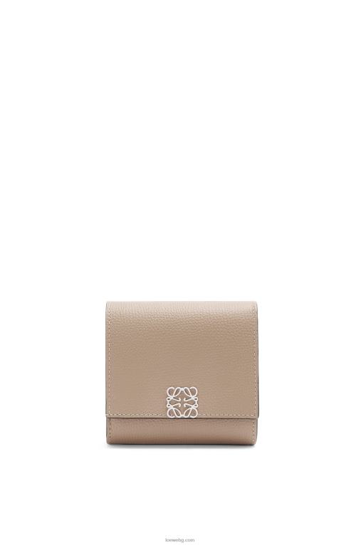 Loewe анаграм компактен портфейл с капак от телешка кожа с камъчета F84B81215 Жени пясък