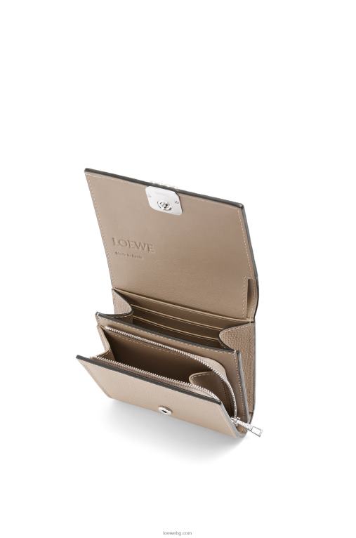 Loewe анаграм компактен портфейл с капак от телешка кожа с камъчета F84B81215 Жени пясък