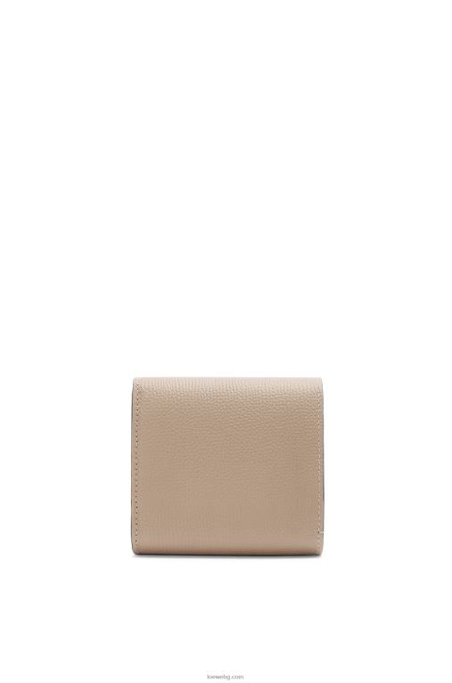 Loewe анаграм компактен портфейл с капак от телешка кожа с камъчета F84B81215 Жени пясък