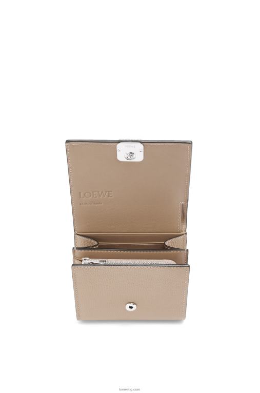 Loewe анаграм компактен портфейл с капак от телешка кожа с камъчета F84B81215 Жени пясък