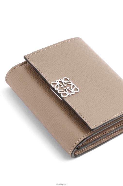 Loewe анаграм компактен портфейл с капак от телешка кожа с камъчета F84B81215 Жени пясък