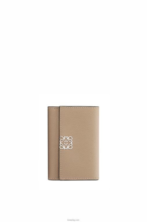 Loewe анаграм малък вертикален портфейл от зърнеста телешка кожа F84B81216 Жени пясък