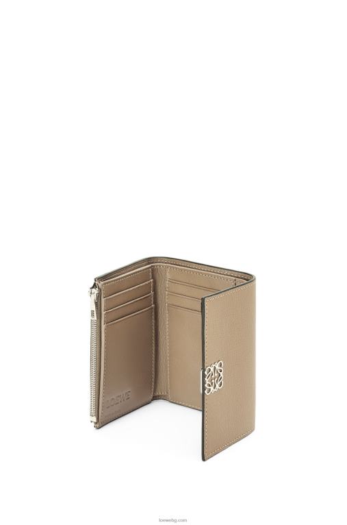 Loewe анаграм малък вертикален портфейл от зърнеста телешка кожа F84B81216 Жени пясък