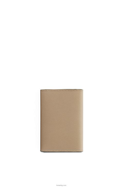 Loewe анаграм малък вертикален портфейл от зърнеста телешка кожа F84B81216 Жени пясък