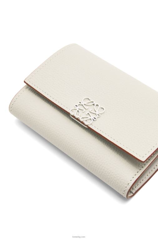 Loewe анаграм малък вертикален портфейл от зърнеста телешка кожа F84B81218 Жени светъл призрак