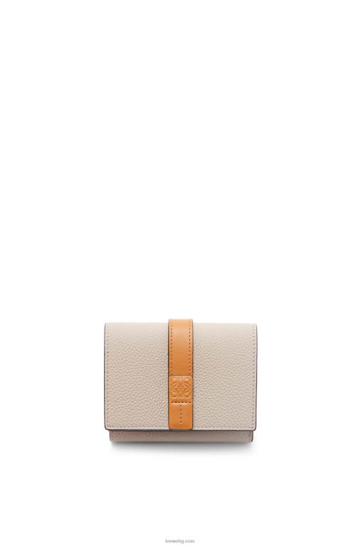 Loewe сгъваем портфейл от мека зърнеста телешка кожа F84B81219 Жени лек овес/мед