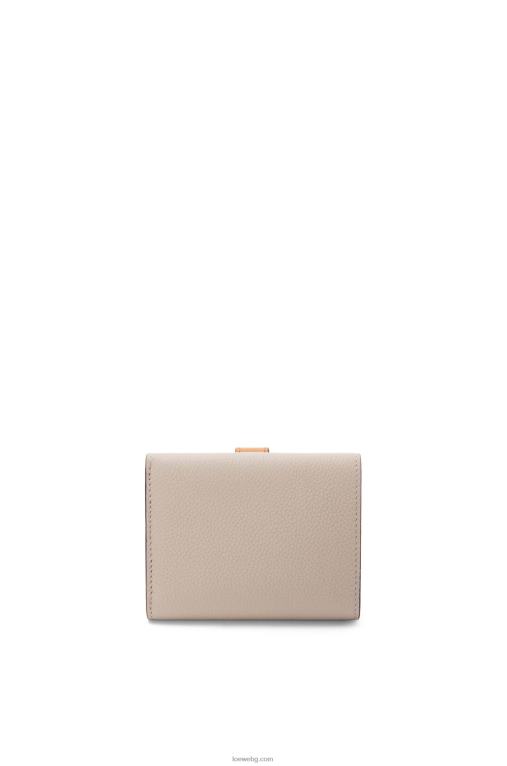 Loewe сгъваем портфейл от мека зърнеста телешка кожа F84B81219 Жени лек овес/мед