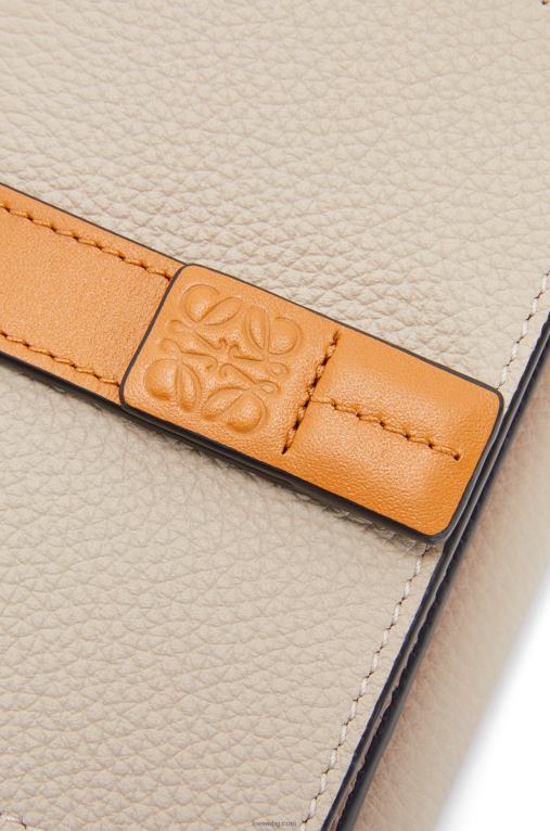Loewe сгъваем портфейл от мека зърнеста телешка кожа F84B81219 Жени лек овес/мед