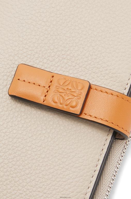 Loewe тънък двоен портфейл с цип от мека зърнеста телешка кожа F84B81220 Жени лек овес/мед