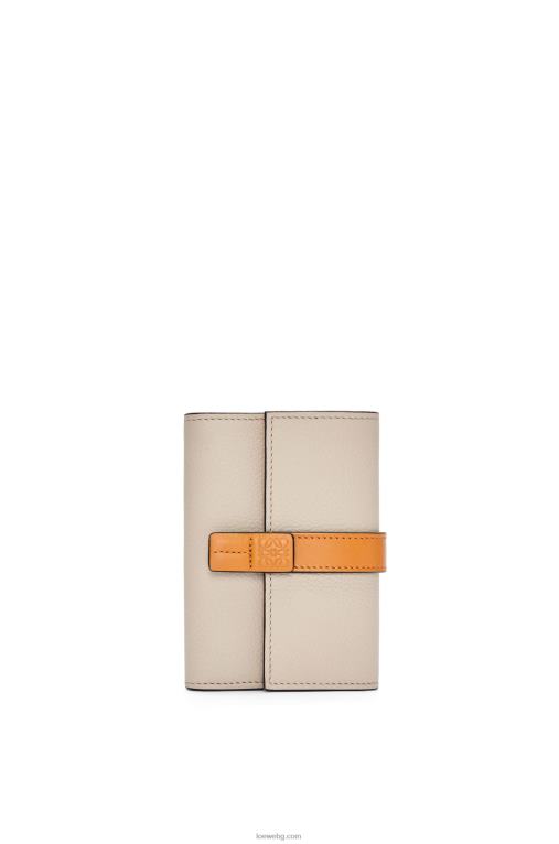 Loewe малък вертикален портфейл от мека зърнеста телешка кожа F84B81221 Жени лек овес/мед