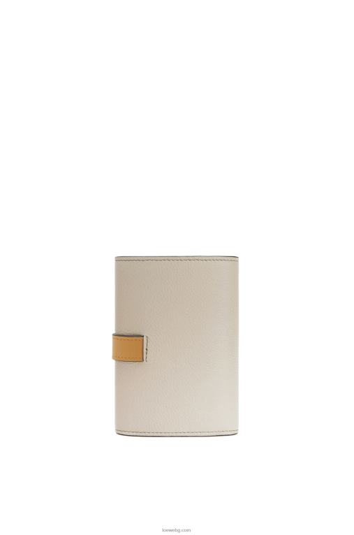 Loewe малък вертикален портфейл от мека зърнеста телешка кожа F84B81221 Жени лек овес/мед
