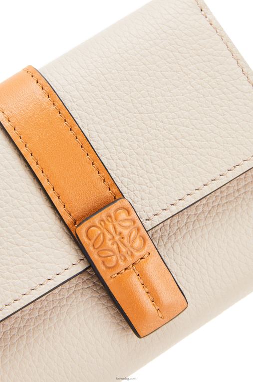 Loewe малък вертикален портфейл от мека зърнеста телешка кожа F84B81221 Жени лек овес/мед