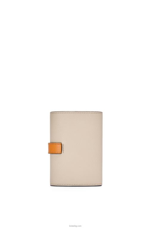 Loewe малък вертикален портфейл от мека зърнеста телешка кожа F84B81221 Жени лек овес/мед