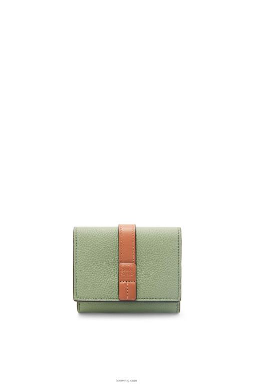 Loewe сгъваем портфейл от мека зърнеста телешка кожа F84B81223 Жени розмарин/тен