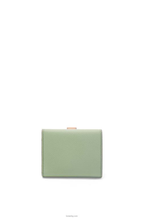Loewe сгъваем портфейл от мека зърнеста телешка кожа F84B81223 Жени розмарин/тен