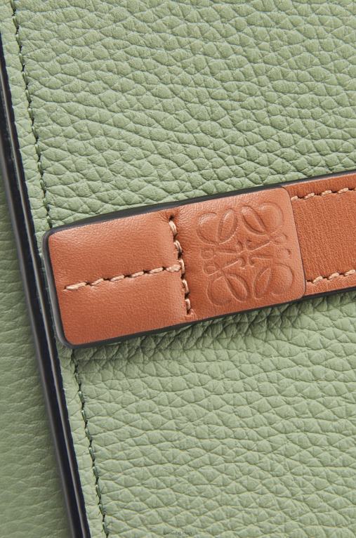 Loewe сгъваем портфейл от мека зърнеста телешка кожа F84B81223 Жени розмарин/тен