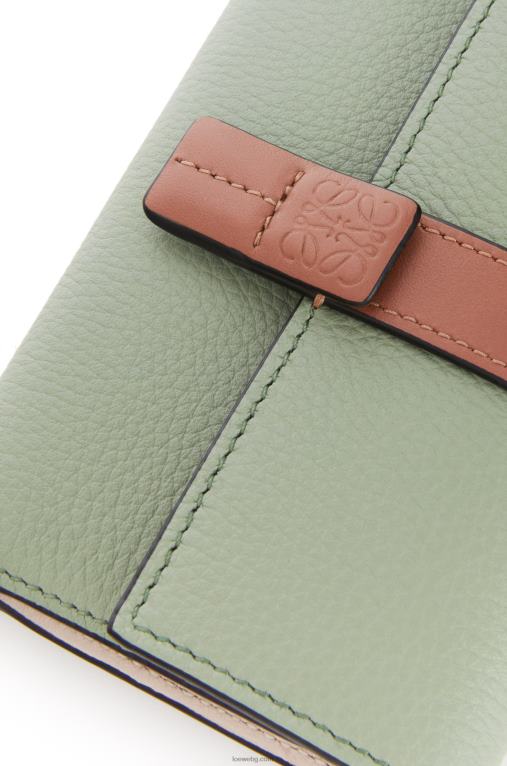 Loewe малък вертикален портфейл от мека зърнеста телешка кожа F84B81225 Жени розмарин/тен