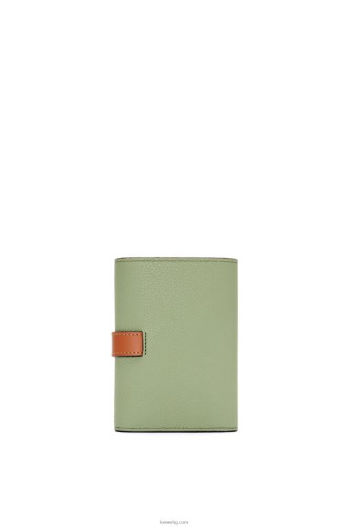 Loewe малък вертикален портфейл от мека зърнеста телешка кожа F84B81225 Жени розмарин/тен