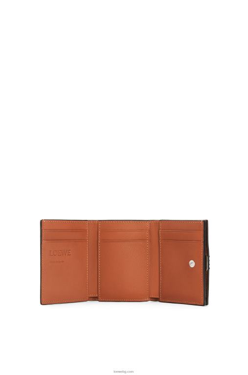 Loewe анаграм троен портфейл от зърнеста телешка кожа F84B81230 Жени тен
