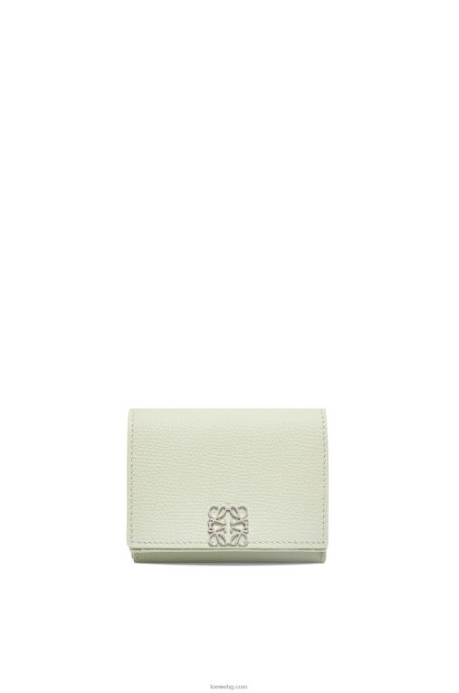 Loewe анаграм троен портфейл от зърнеста телешка кожа F84B81232 Жени светъл селадон