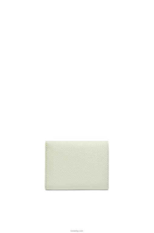 Loewe анаграм троен портфейл от зърнеста телешка кожа F84B81232 Жени светъл селадон