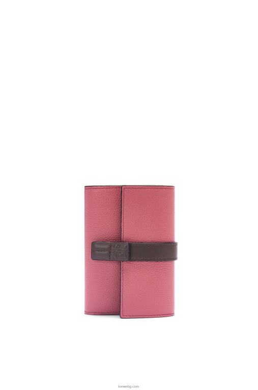 Loewe малък вертикален портфейл от мека зърнеста телешка кожа F84B81243 Жени роза/шоколад