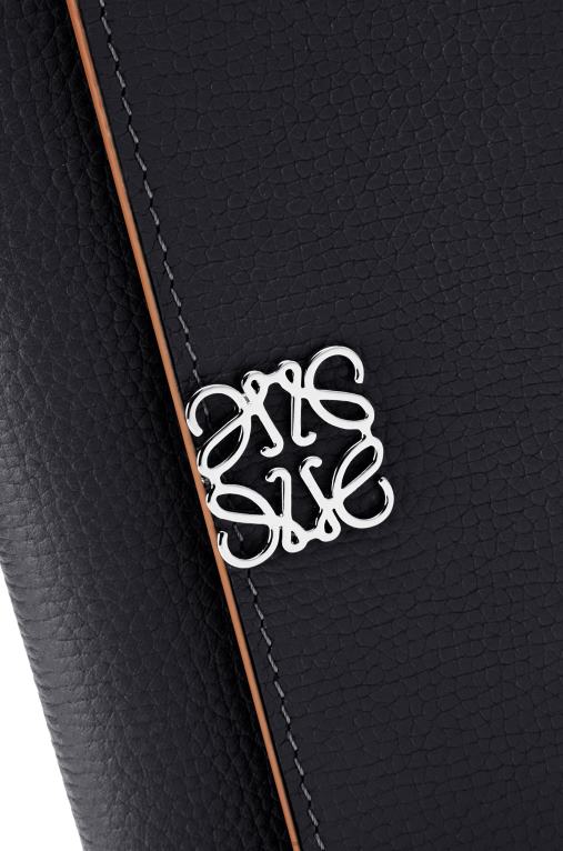 Loewe анаграм малък вертикален портфейл от зърнеста телешка кожа F84B81246 Жени черен