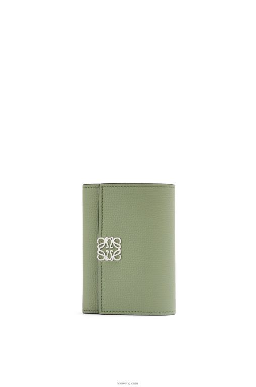 Loewe анаграм малък вертикален портфейл от зърнеста телешка кожа F84B81249 Жени розмарин