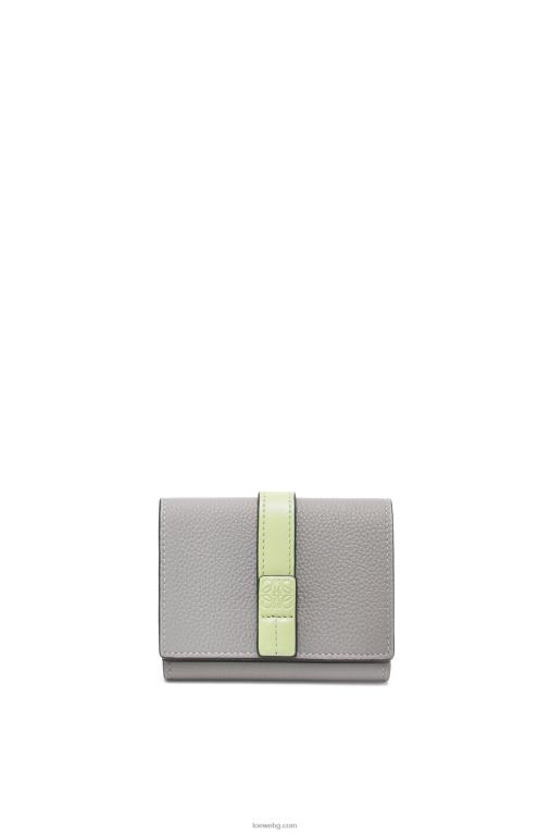 Loewe сгъваем портфейл от мека зърнеста телешка кожа F84B81250 Жени перлено сиво/светло бледозелено