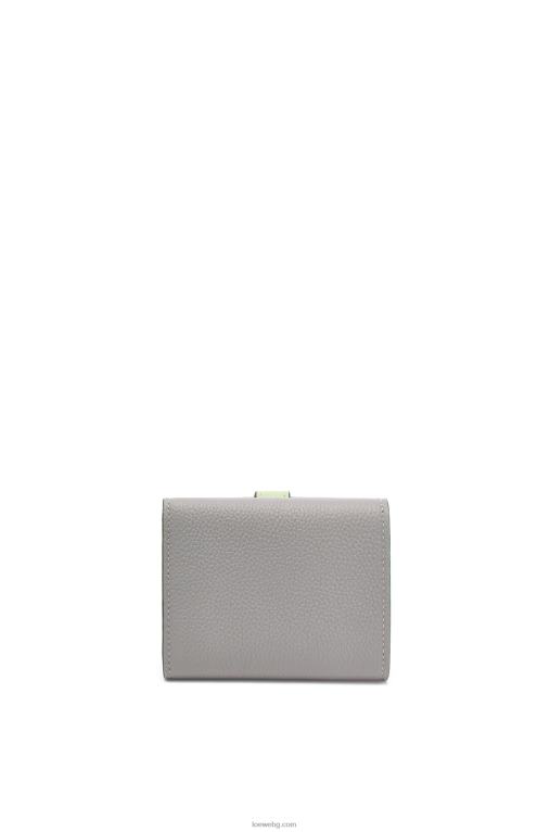 Loewe сгъваем портфейл от мека зърнеста телешка кожа F84B81250 Жени перлено сиво/светло бледозелено