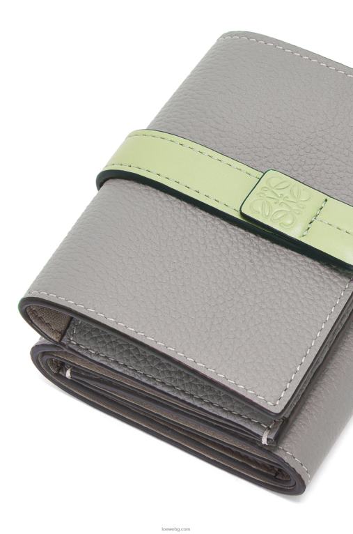 Loewe сгъваем портфейл от мека зърнеста телешка кожа F84B81250 Жени перлено сиво/светло бледозелено