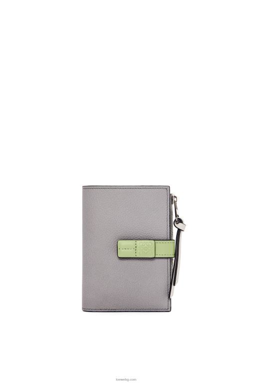 Loewe тънък двоен портфейл с цип от мека зърнеста телешка кожа F84B81251 Жени перлено сиво/светло бледозелено