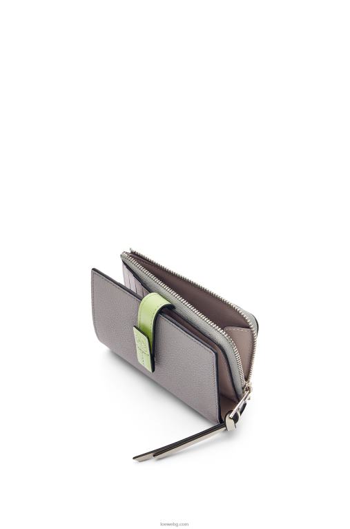 Loewe тънък двоен портфейл с цип от мека зърнеста телешка кожа F84B81251 Жени перлено сиво/светло бледозелено