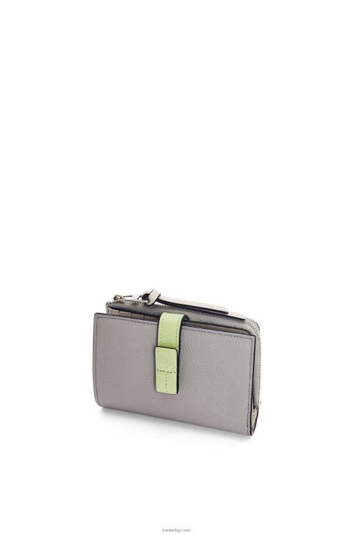 Loewe тънък двоен портфейл с цип от мека зърнеста телешка кожа F84B81251 Жени перлено сиво/светло бледозелено