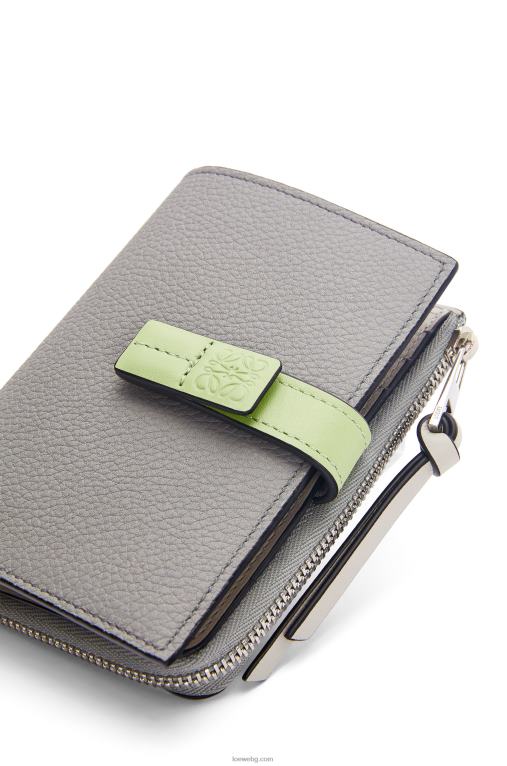 Loewe тънък двоен портфейл с цип от мека зърнеста телешка кожа F84B81251 Жени перлено сиво/светло бледозелено