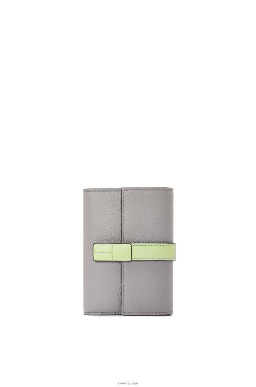 Loewe малък вертикален портфейл от мека зърнеста телешка кожа F84B81252 Жени перлено сиво/светло бледозелено