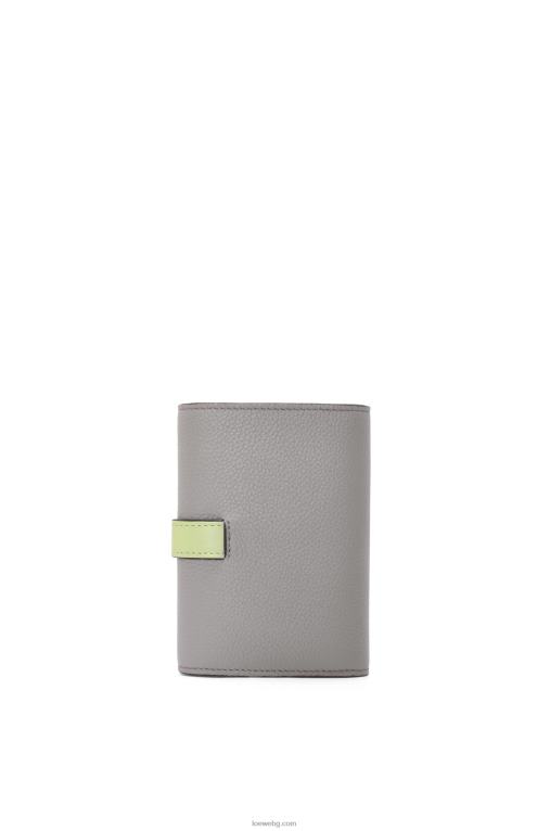 Loewe малък вертикален портфейл от мека зърнеста телешка кожа F84B81252 Жени перлено сиво/светло бледозелено