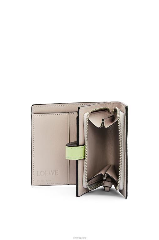 Loewe компактен портфейл с цип от мека зърнеста телешка кожа F84B81253 Жени перлено сиво/светло бледозелено