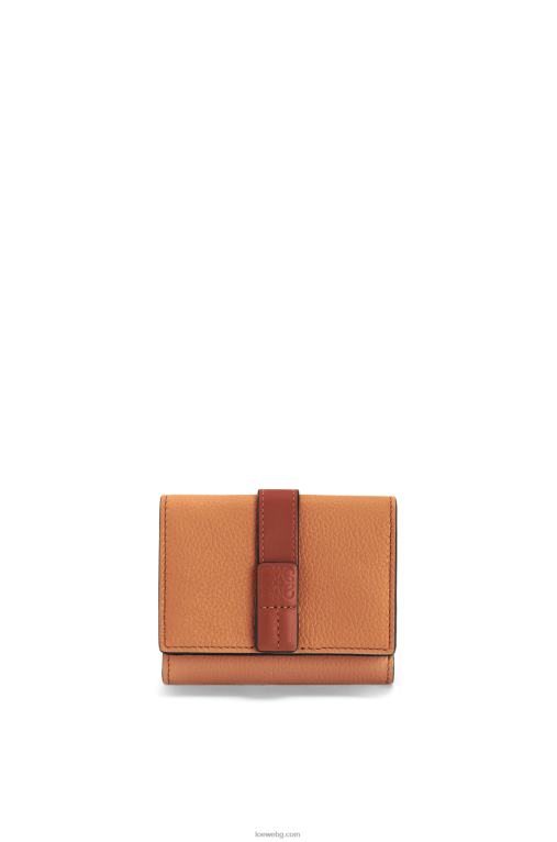 Loewe сгъваем портфейл от мека зърнеста телешка кожа F84B81254 Жени светъл карамел/пекан